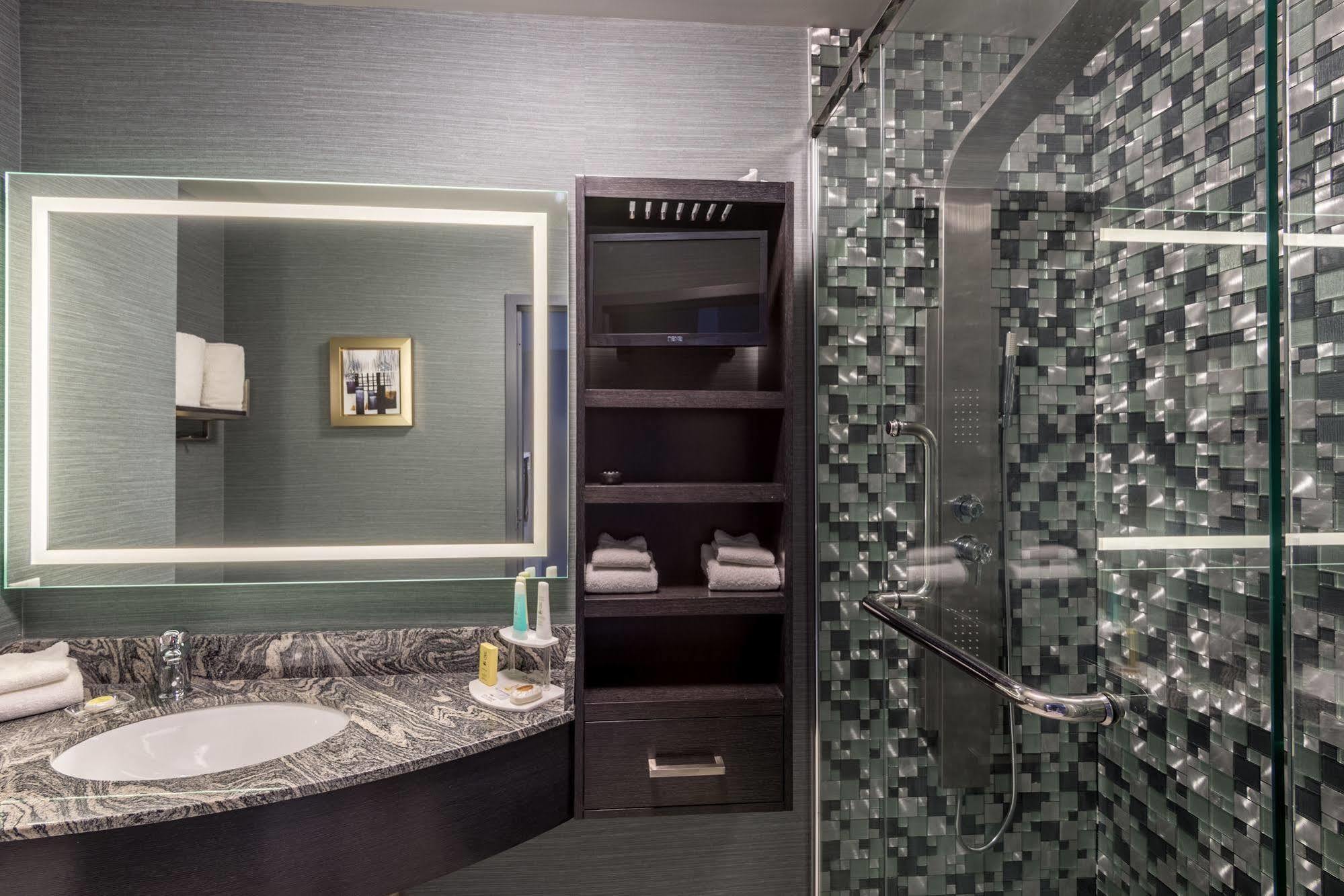 Hotel Clique Airport 4*