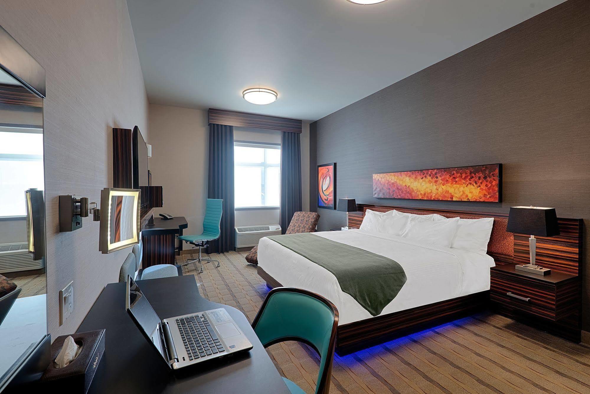 Hotel Clique Airport 4*